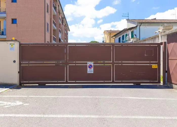 Pisa Airport-Train Station Ac Free Parking